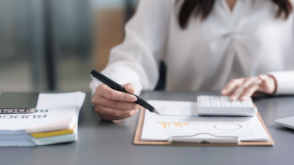 Persona creando un presupuesto mensual en su escritorio, una parte clave para aplicar el Método Avalancha y gestionar deudas eficientemente.