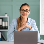 Mujer trabajando en su computadora portátil, representando el concepto de cómo generar ingresos extras mediante trabajo remoto o freelance en Argentina.