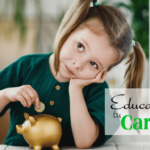 Niña colocando una moneda en un cochinito dorado, ilustrando el aprendizaje sobre economía y finanzas con Educa tu Cartera, de Condusef.