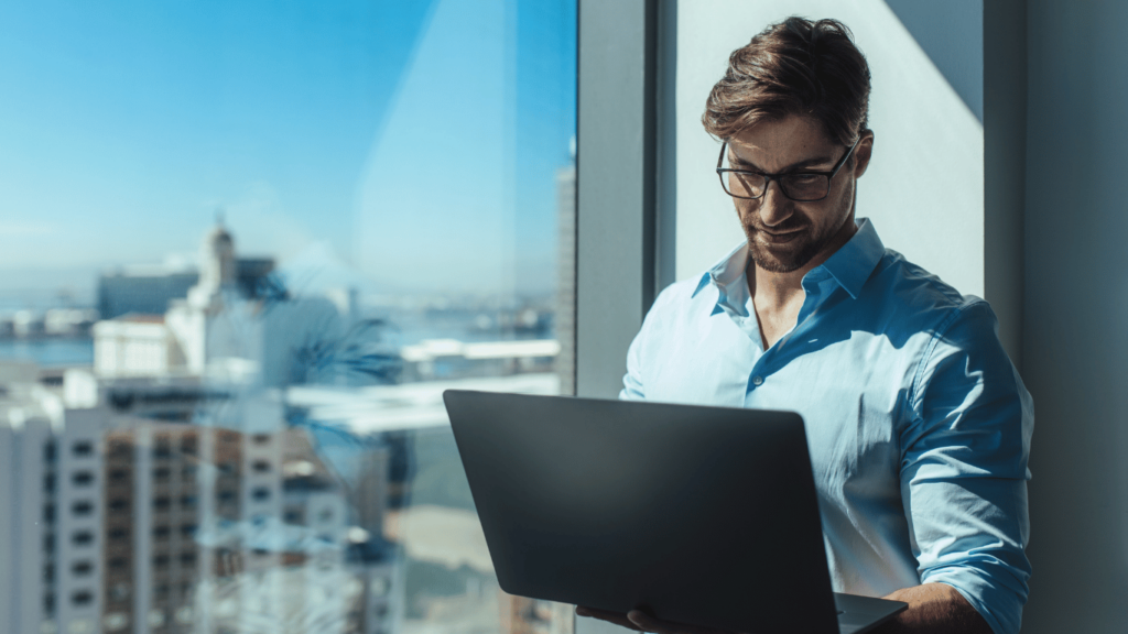 Persona utilizando computador portátil para explorar opciones de inversión en Argentina, buscando alternativas de inversión a corto plazo.
