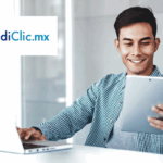 Hombre solicitando su préstamo con CrediClic.