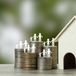 Ilustración de monedas apiladas con figuras de una familia y una casa, representando el concepto de ahorrar en el hogar y mejorar las finanzas familiares.