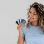 Persona mostrando varias tarjetas de crédito mientras investiga el impacto del CAT en su situación financiera.